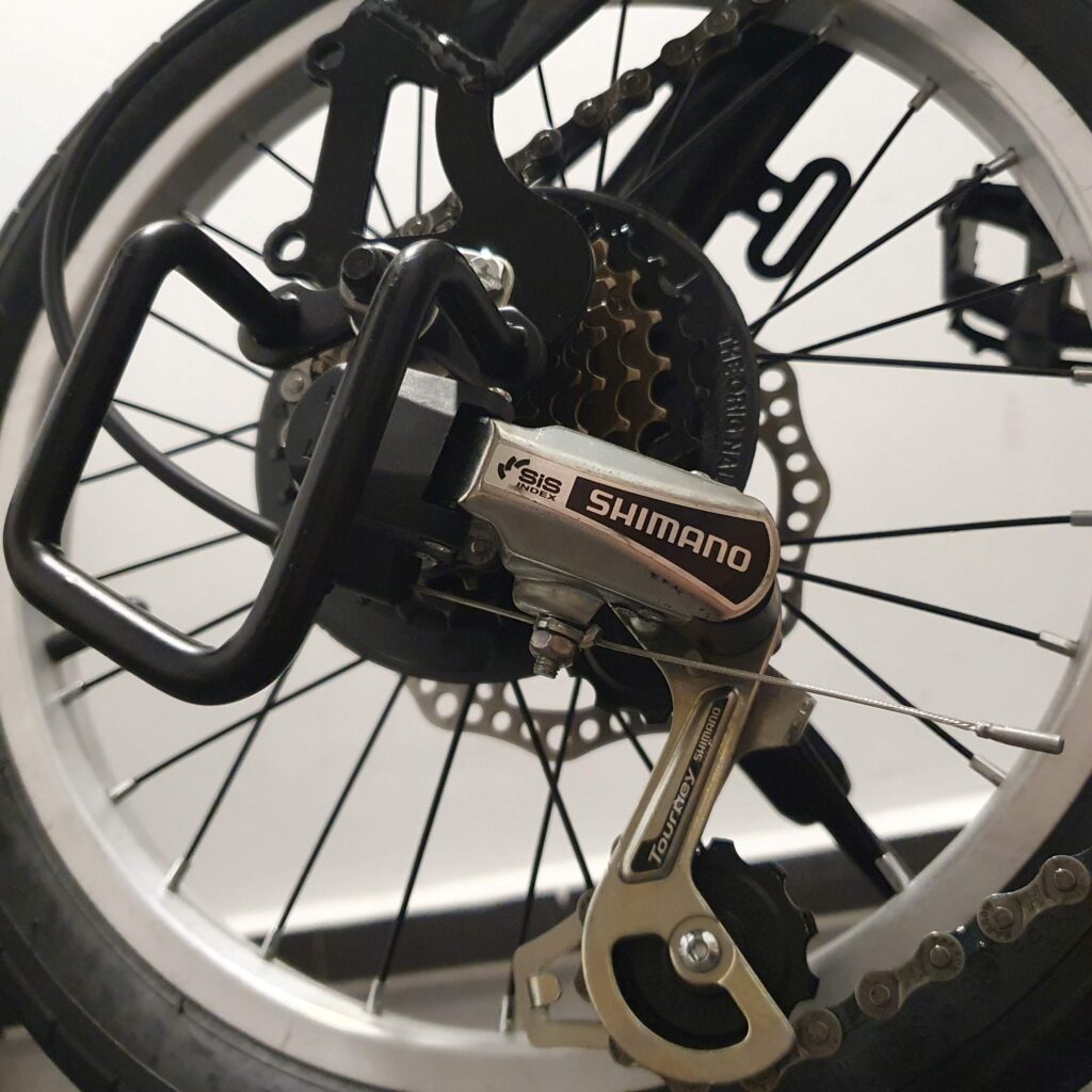 骑山地车探索新加坡的自然小径